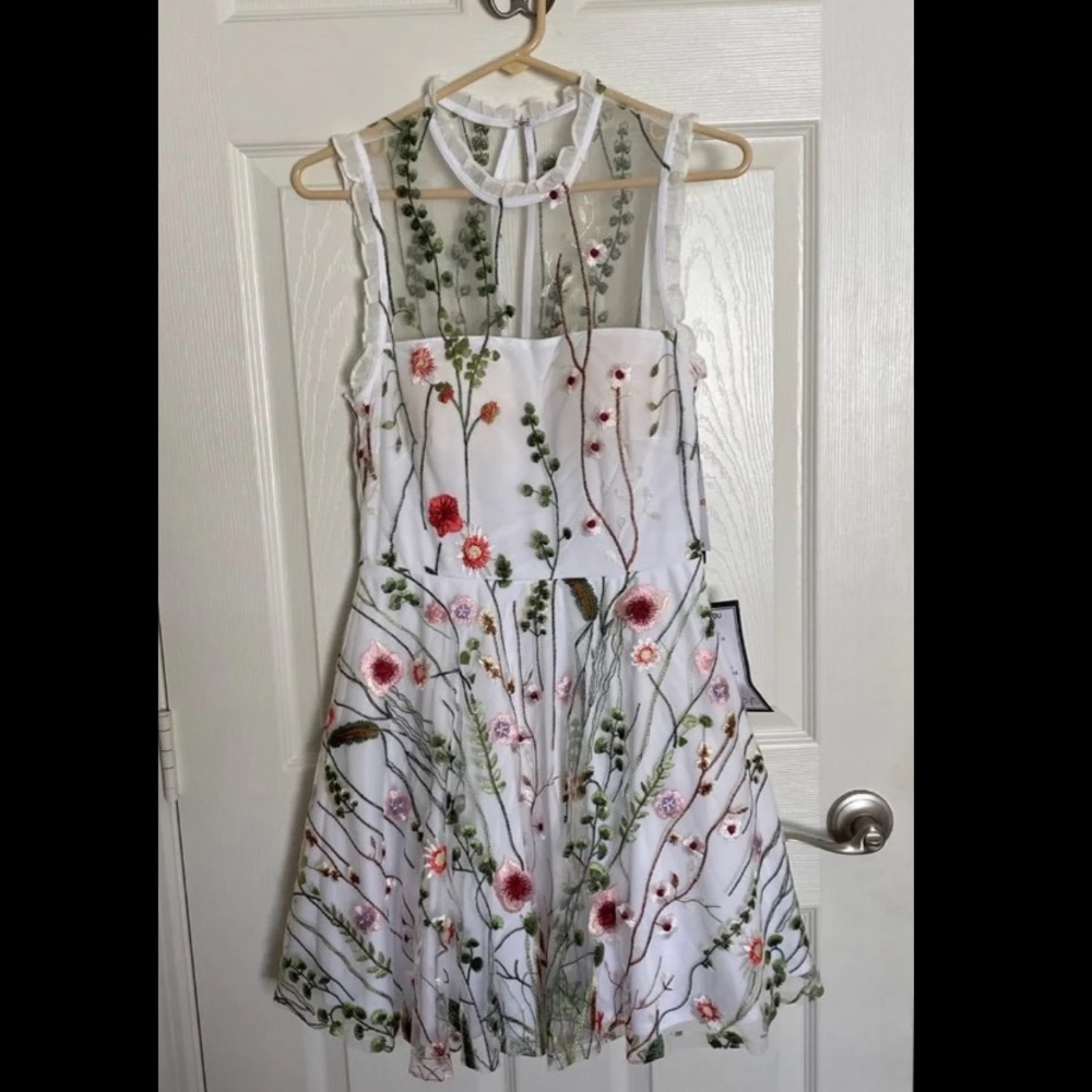 White formal dress with flower overlay - Picture 5 of 5